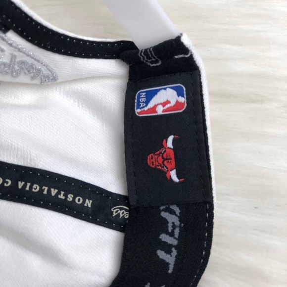 Chicago Bulls Mitchell & Ness NBA Chrome Brim Hat - Picture 5 of 8